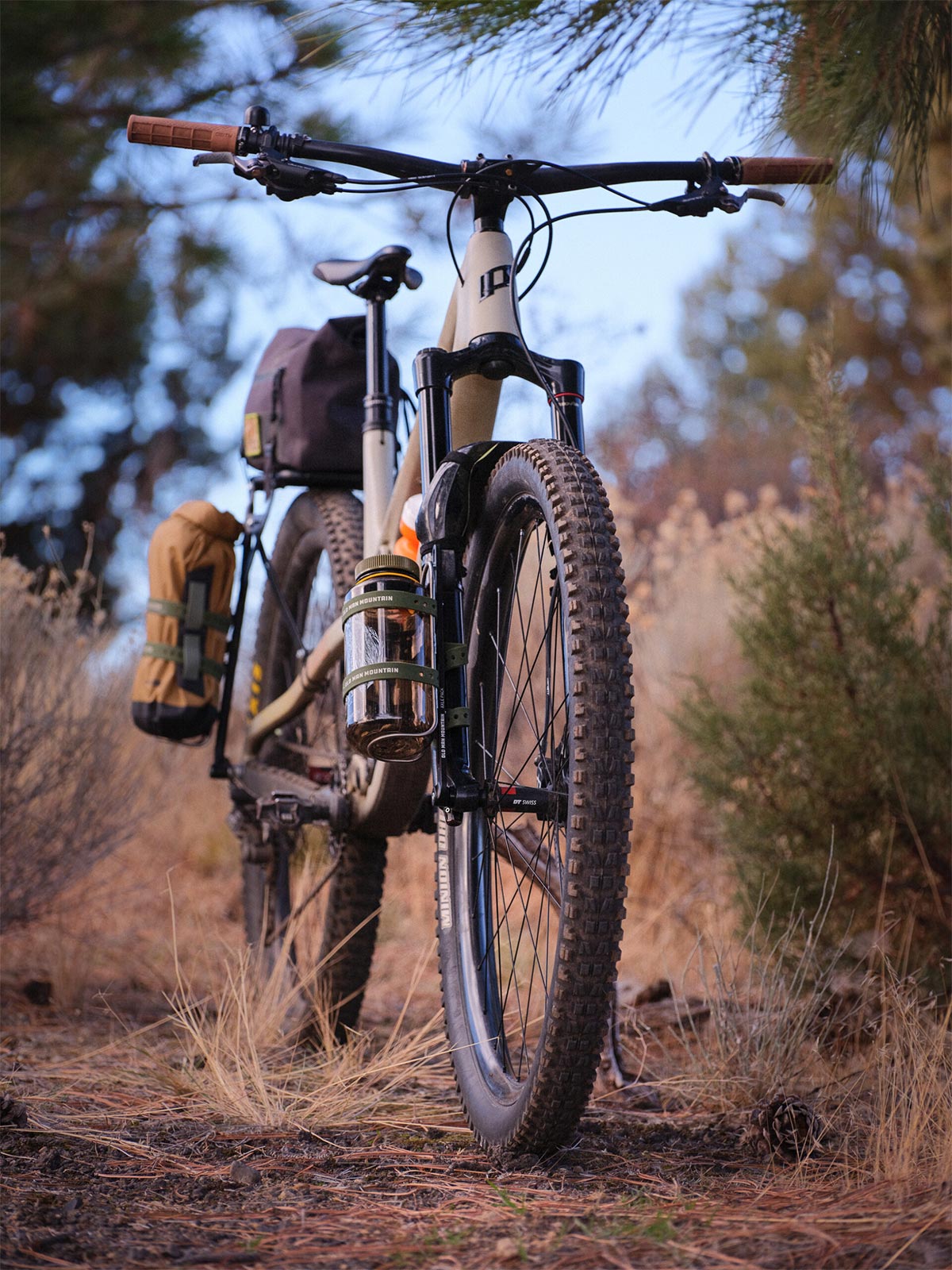 Old Man Mountain Axle Pack, un accesorio imprescindible para montar todo tipo de accesorios en la horquilla de la bici