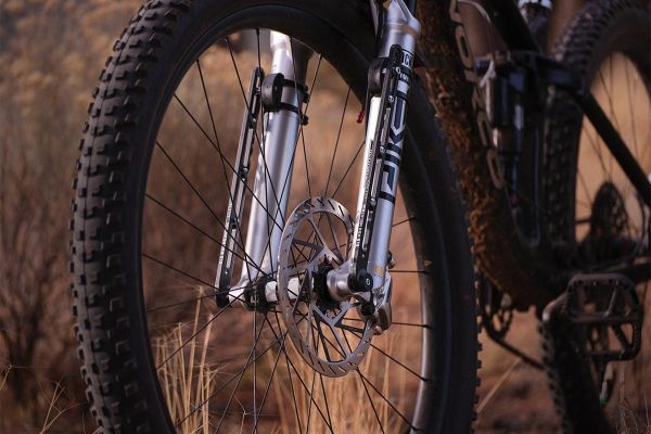 Old Man Mountain Axle Pack, un accesorio imprescindible para montar todo tipo de accesorios en la horquilla de la bici
