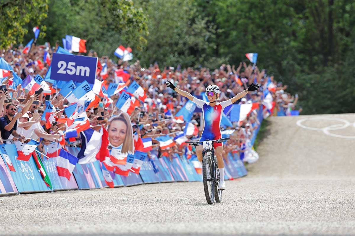 JJ.OO París 2024: Pauline Ferrand-Prévot arrasa para llevarse su primera (y última) medalla de oro en el XCO