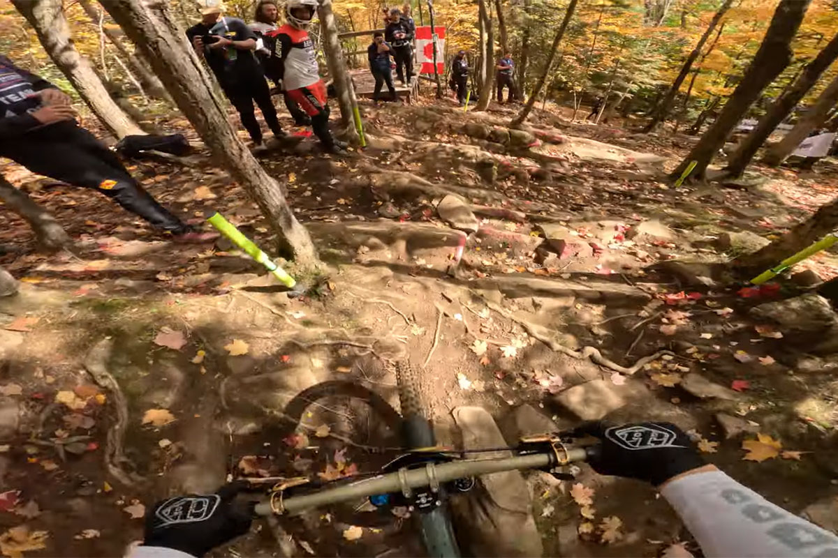 La pista de la Copa del Mundo de Descenso de Mont-Sainte-Anne con Ronan Dunne y Oisin O'Callaghan