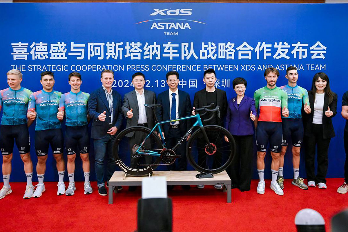 La marca china XDS irrumpe en el pelotón profesional como patrocinador principal del equipo Astana