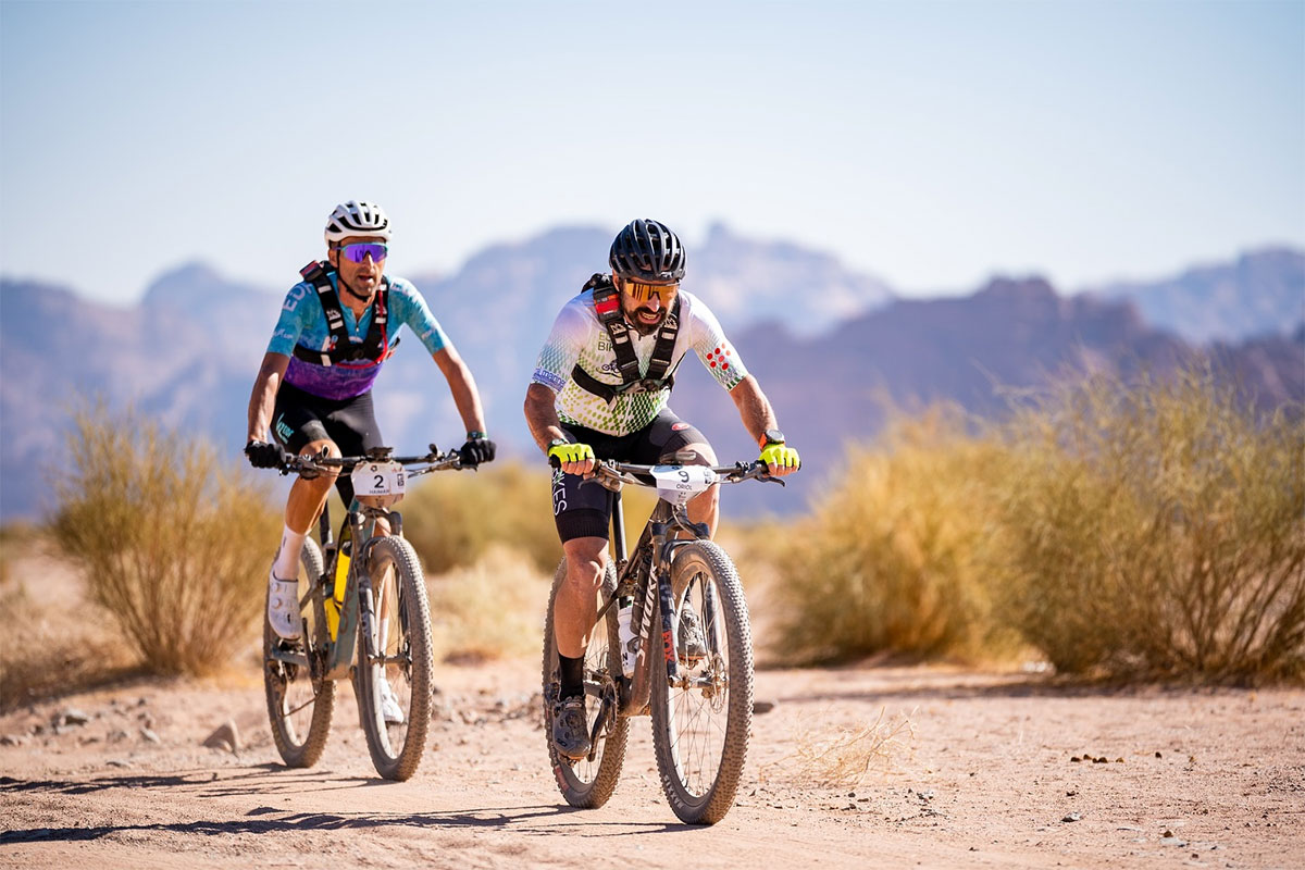 Oriol Colomé y Tessa Kortekaas toman la delantera en la NEOM Titan Desert Saudi Arabia 2024