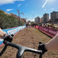 El circuito de la Copa del Mundo de Ciclocross de Benidorm desde la bicicleta de Puck Pieterse