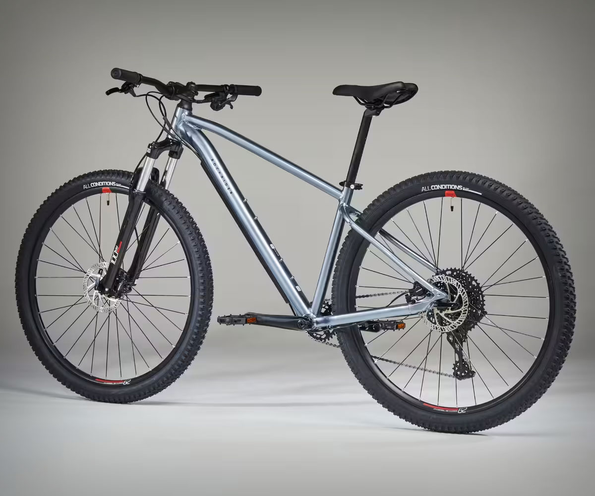 Con horquilla hidráulica, frenos de disco y transmisión monoplato, esta es la mejor bici de montaña de Decathlon para principiantes