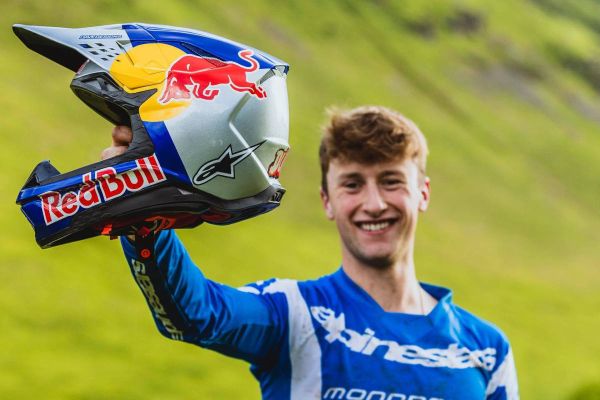 Ronan Dunne presume de un casco muy especial en la Red Bull Hardline de Gales