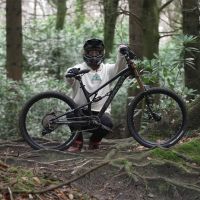 Sam Pilgrim compara bicicletas de 400 y 7.000 euros: "Una es una obra maestra, la otra un desastre aterrador"