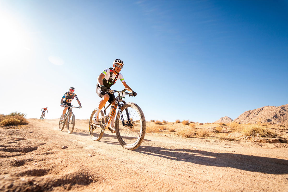 Tessa Kortekaas y Luis León Sánchez arrasan en la segunda etapa de la NEOM Titan Desert Saudi Arabia 2024