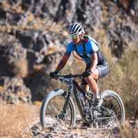 Tessa Kortekaas y Luis León Sánchez arrasan en la segunda etapa de la NEOM Titan Desert Saudi Arabia 2024