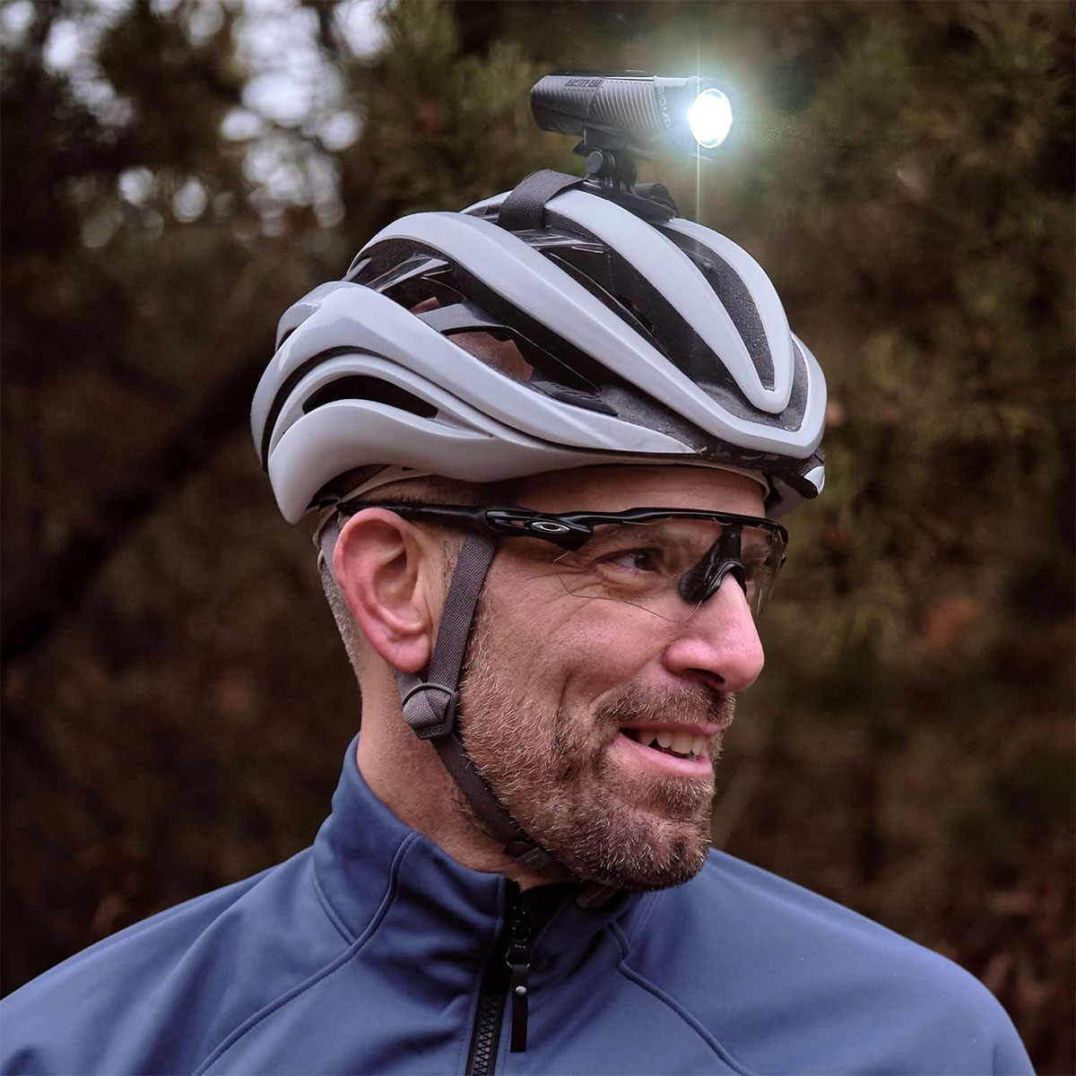 Sigma Buster 800 HL, la luz frontal para el casco que garantiza una iluminación óptima en los senderos