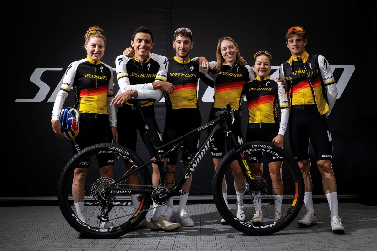 Specialized celebra su 50 aniversario con una equipación muy especial para los corredores del Specialized Factory Racing