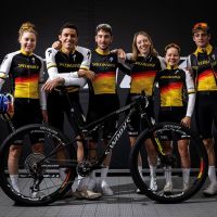 Specialized celebra su 50 aniversario con una equipación muy especial para los corredores del Specialized Factory Racing