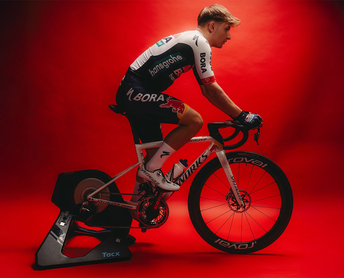 Specialized refuerza su presencia en el ciclismo profesional como proveedor de ropa y bicis del Red Bull-BORA-hansgrohe