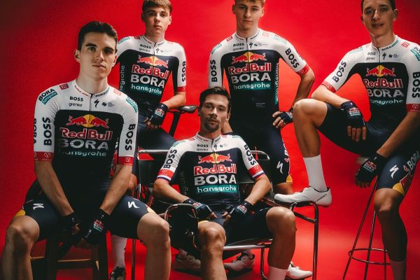Specialized refuerza su presencia en el ciclismo profesional como proveedor de ropa y bicis del Red Bull-BORA-hansgrohe