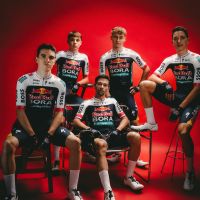 Specialized refuerza su presencia en el ciclismo profesional como proveedor de ropa y bicis del Red Bull-BORA-hansgrohe