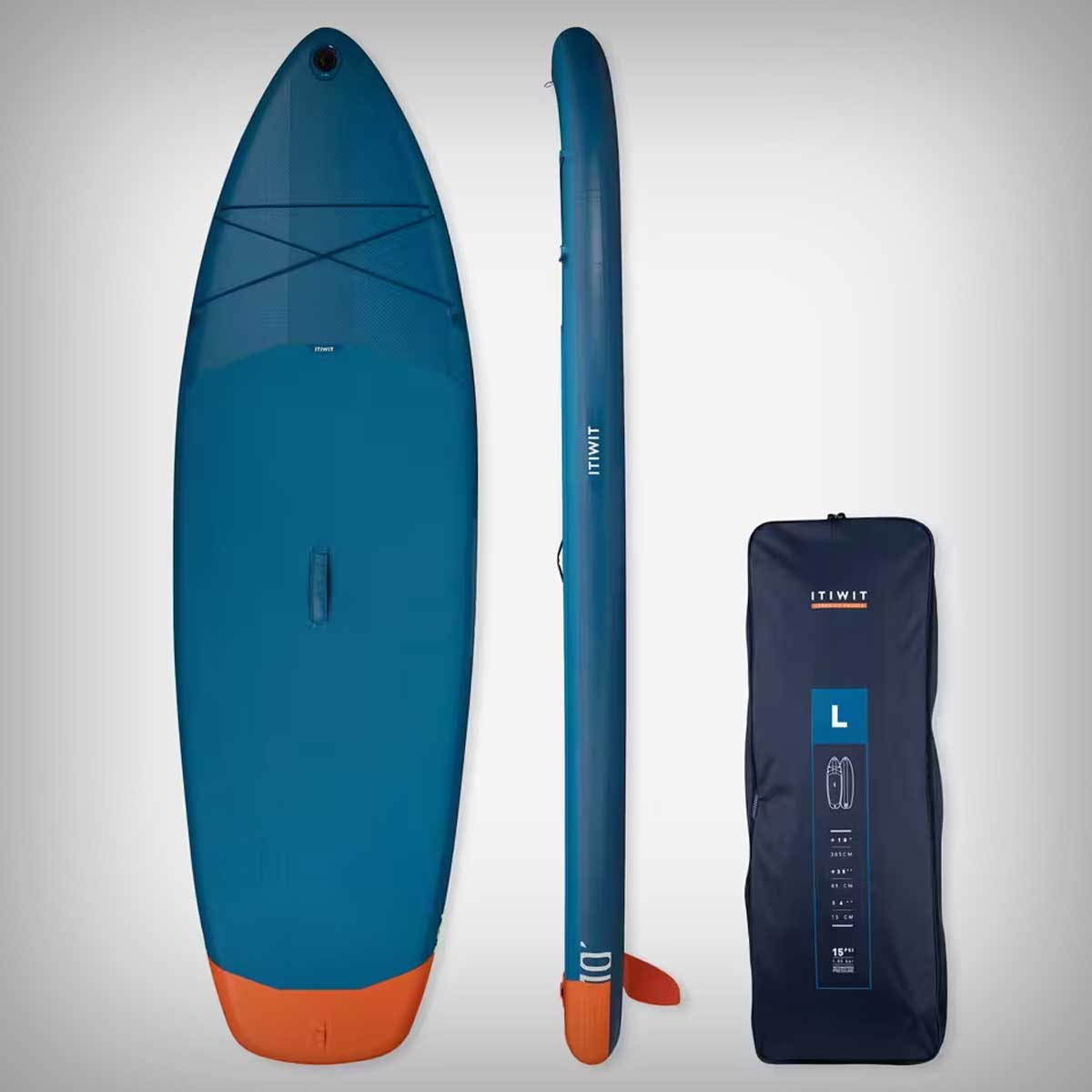 El paddle surf es la opción más refrescante para entrenar fuera de la bici en verano, y Decathlon tiene la tabla hinchable ideal