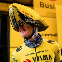 El Visma-Lease a Bike estrena en la Tirreno-Adriático un casco Giro que parece sacado de una película de ciencia ficción