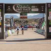 Andalucía Bike Race 2024: Wout Alleman y Hans Becking dominan la tercera etapa, Janina Wüst y Rosa Van Doorn repiten victoria