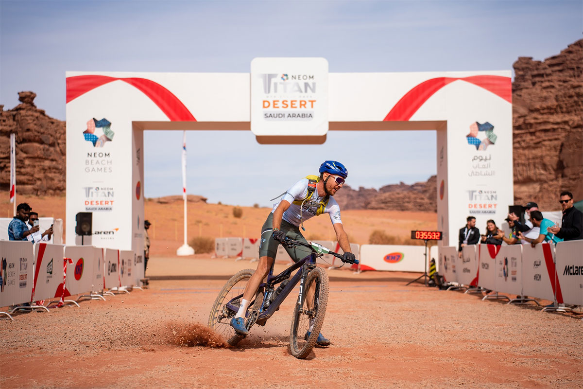 Jorge Lamiel gana la tercera etapa y Tessa Kortekaas a un paso de hacer historia en la NEOM Titan Desert Saudi Arabia 2024