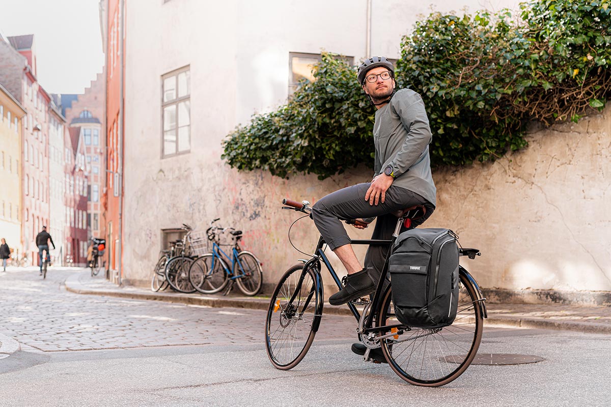 Thule Paramount Hybrid Pannier, una mochila multifuncional que se transforma (en segundos) en alforja de bicicleta