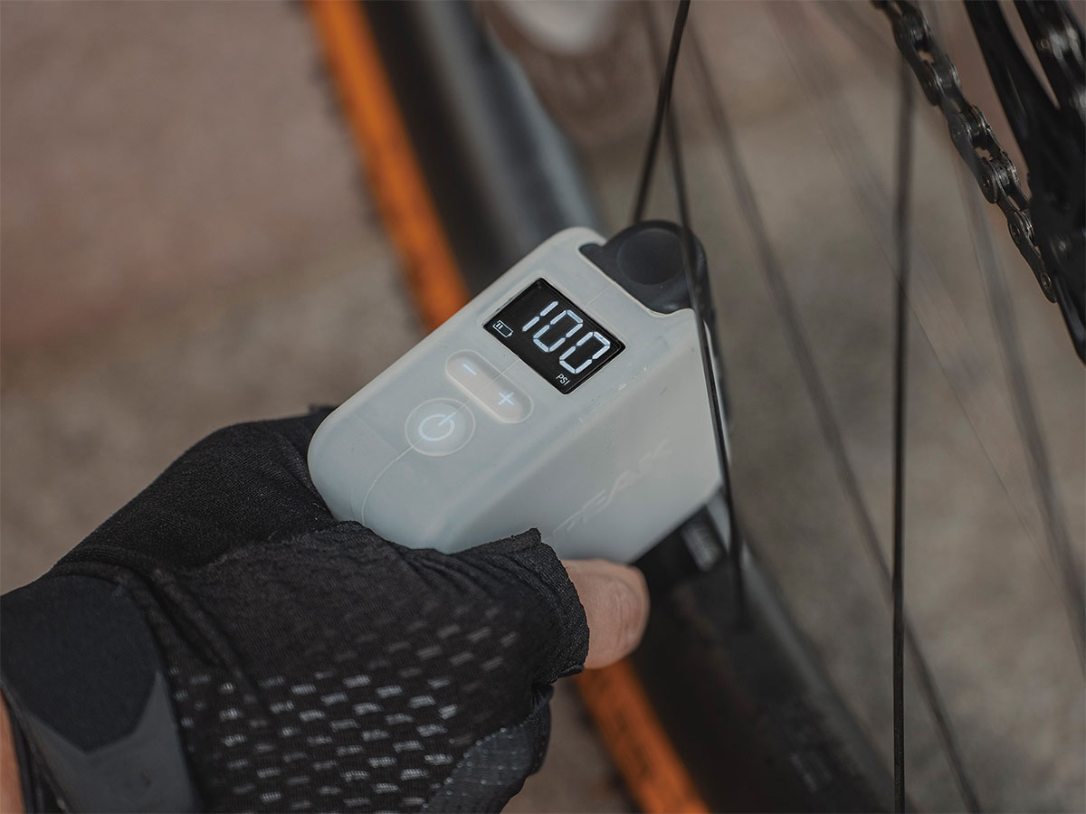 Topeak presenta la mini bomba eléctrica E-Booster Digital con presión preestablecida