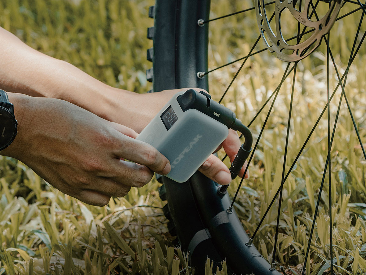 Topeak presenta la mini bomba eléctrica E-Booster Digital con presión preestablecida