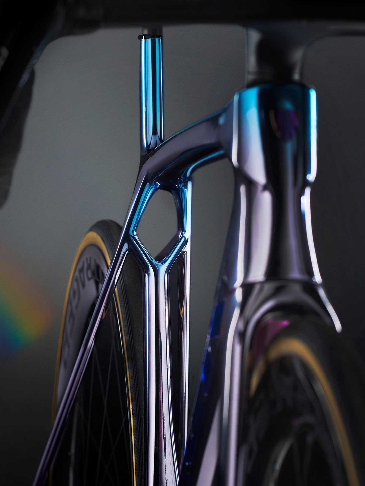 Trek Bikes presenta la pintura Project One ICON Chroma Interstellar, con un diseño galáctico muy espectacular