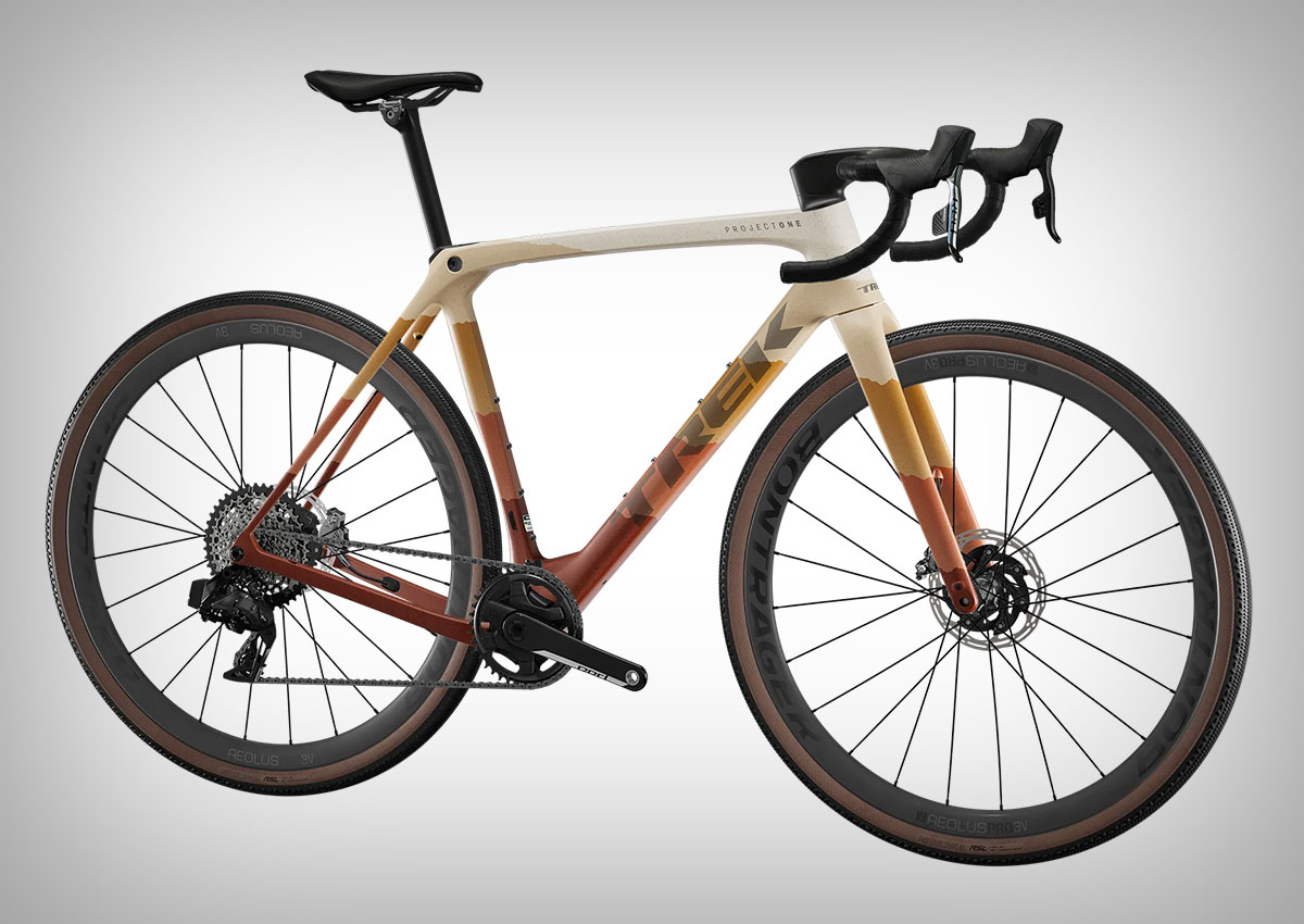 Trek Bikes presenta la pintura Project One ICON Raw Lithos, un diseño orgánico inspirado en los caminos de tierra