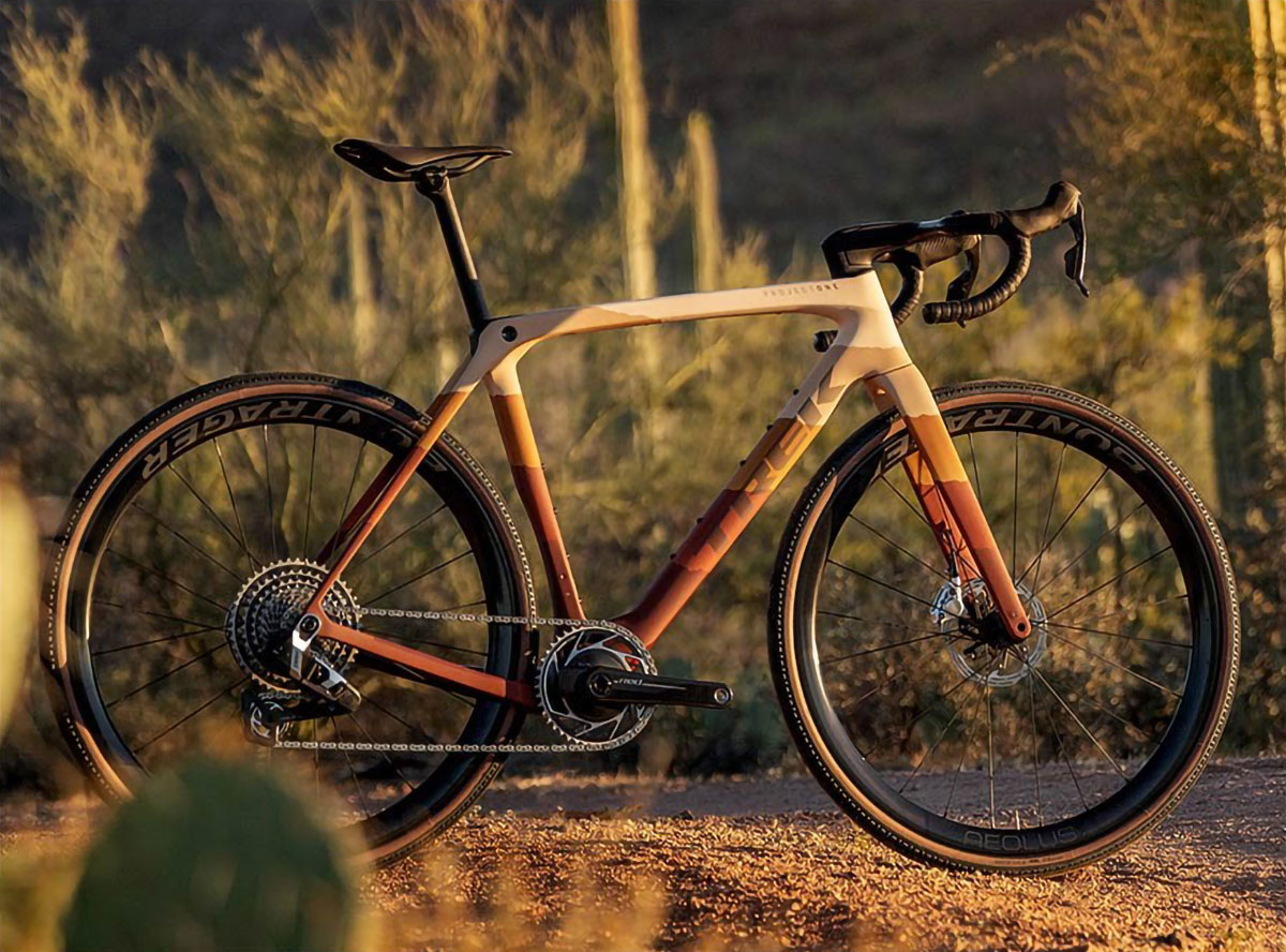 Trek Bikes presenta la pintura Project One ICON Raw Lithos, un diseño orgánico inspirado en los caminos de tierra