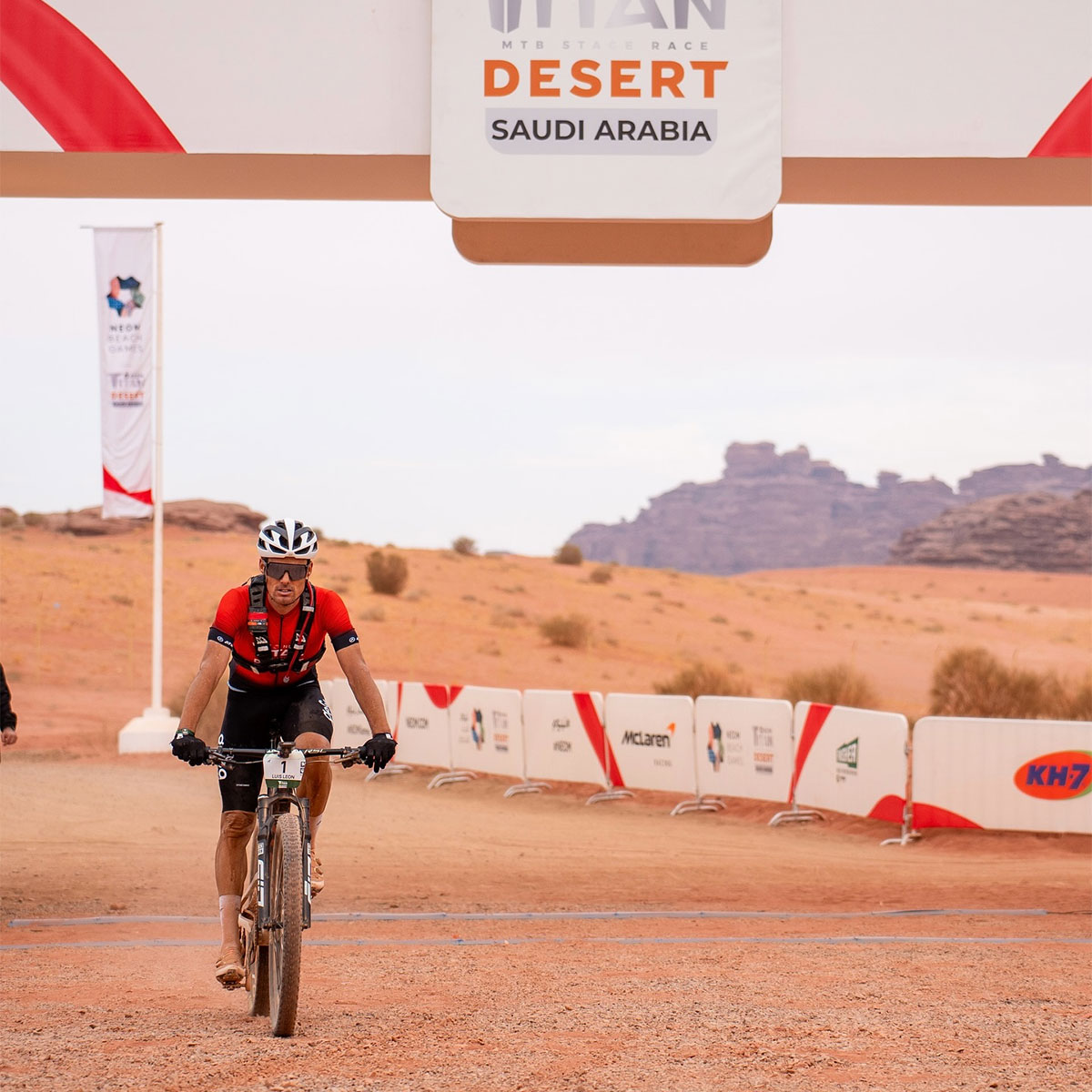 Tessa Kortekaas y Luis León Sánchez conquistan la NEOM Titan Desert Saudi Arabia 2024