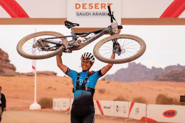 Tessa Kortekaas y Luis León Sánchez conquistan la NEOM Titan Desert Saudi Arabia 2024