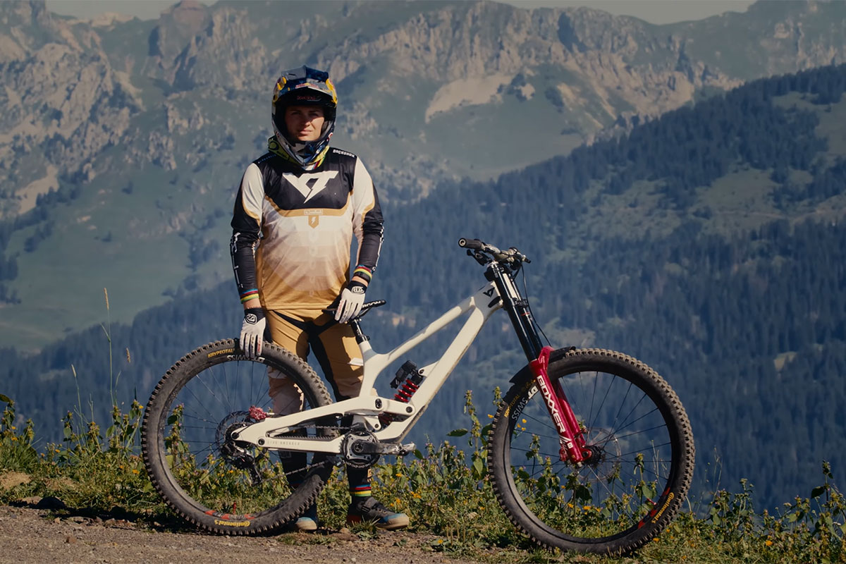 Para verlo: Vali Höll, campeona del mundo de Descenso, en el Champéry-Morgins Bikepark