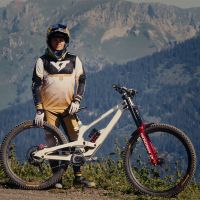 Para verlo: Vali Höll, campeona del mundo de Descenso, en el Champéry-Morgins Bikepark