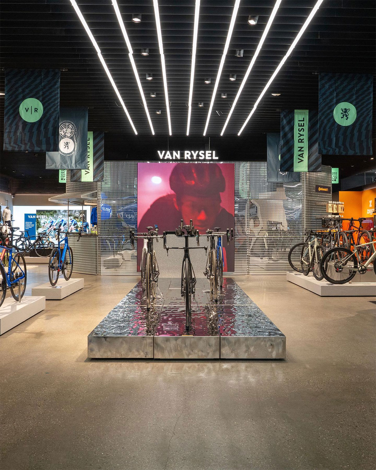 Van Rysel, la marca ciclista de Decathlon, abre su primera 'Concept Store' en Londres