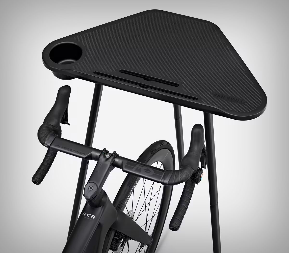 Decathlon presenta la mesa Van Rysel para rodillo, el accesorio ideal para mejorar los entrenamientos indoor