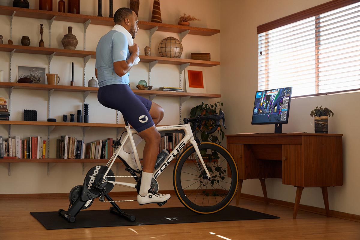 A la venta el Wahoo Kickr Core Zwift One, un rodillo inteligente con cambio virtual compatible con bicis de 8 a 12 velocidades