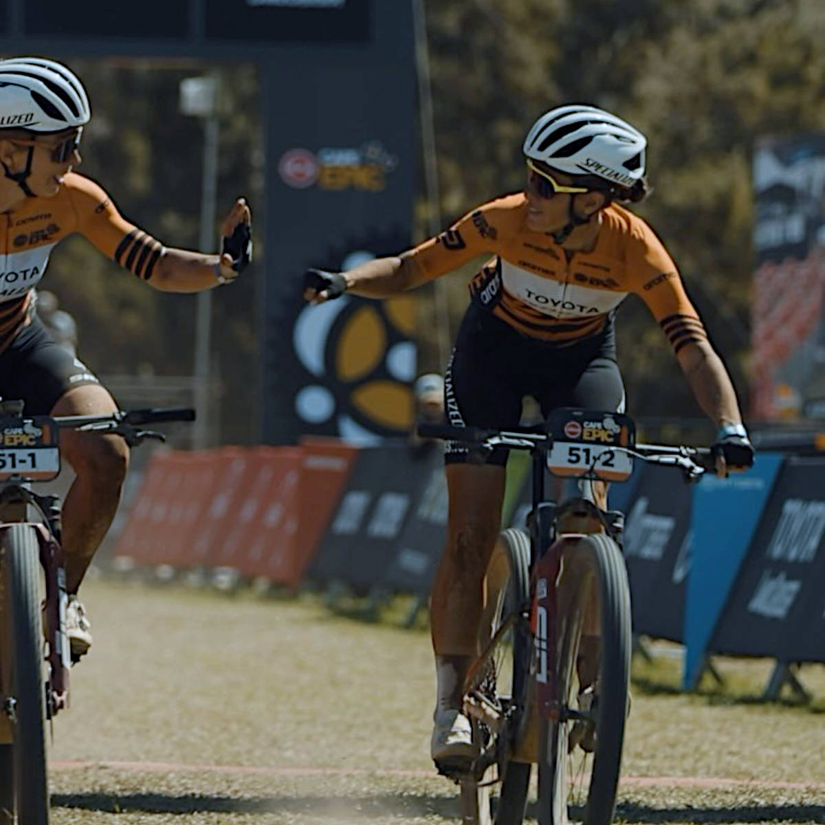 Annika Langvad y Sofía Gómez Villafañe. Imagen: Absa Cape Epic