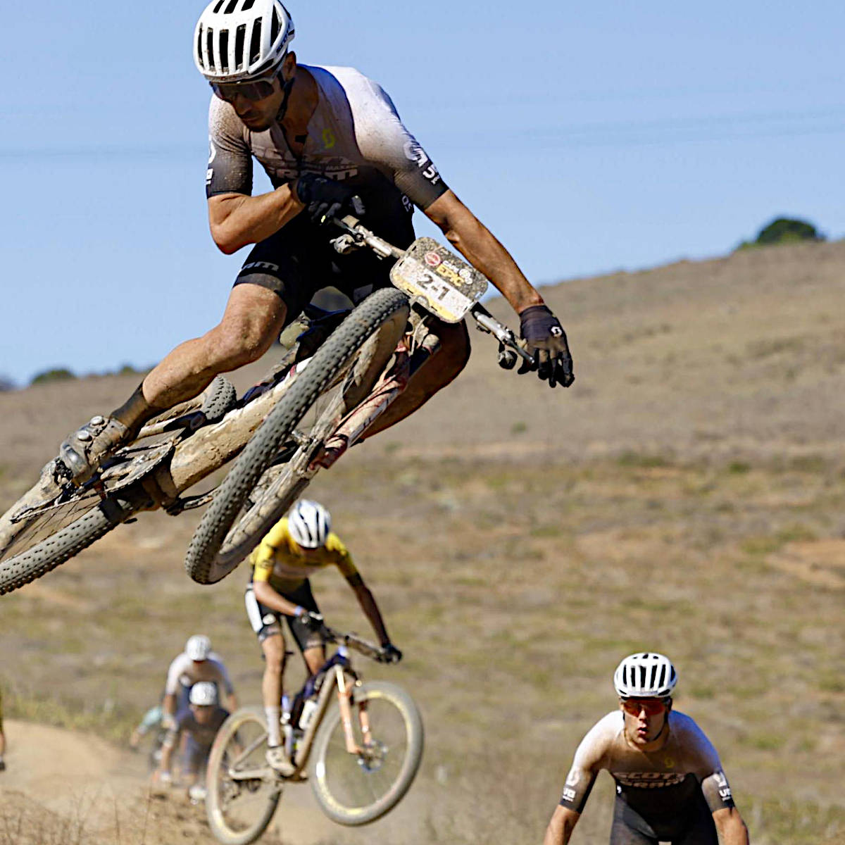 Nino Schurter y Filippo Colombo. Imagen: Absa Cape Epic