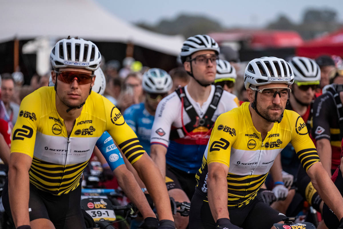 Filippo Colombo y Nino Schurter. Imagen: Dom Barnardt