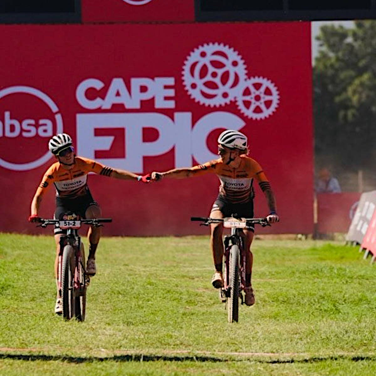 Annika Langvad y Sofía Gómez Villafañe. Imagen: Absa Cape Epic