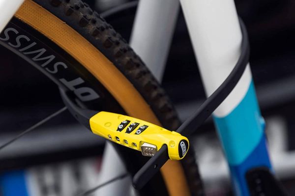 ABUS Combiflex TravelGuard: el candado de cable compacto para ciclistas urbanos y viajeros