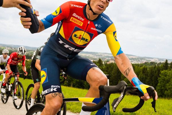 Aleix Espargaró, obligado a abandonar su debut profesional en el ciclismo de carretera tras una caída en la Vuelta a Austria