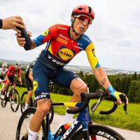 Aleix Espargaró, obligado a abandonar su debut profesional en el ciclismo de carretera tras una caída en la Vuelta a Austria