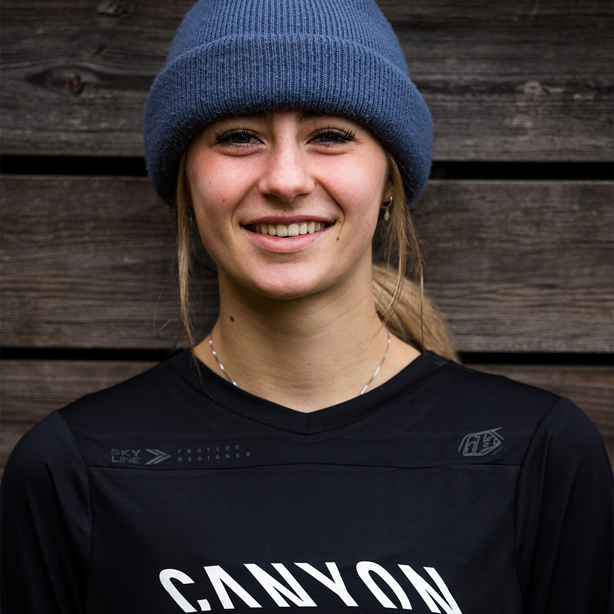 Aletha Ostgaard se une al equipo de descenso del Canyon CLLCTV para 2025