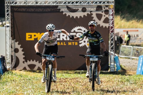 Stutzmann, Gesche, Looser y Du Toit dominan la apertura de la Andorra Epic 2025