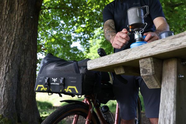 Apidura lleva el equipaje delantero a un nuevo nivel con la bolsa Expedition Front Rack