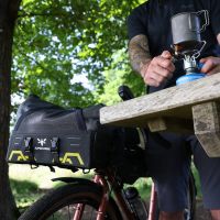 Apidura lleva el equipaje delantero a un nuevo nivel con la bolsa Expedition Front Rack