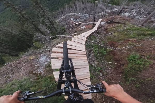 El descenso extremo de Brage Vestavik: así es Trolldom, la línea más salvaje de Canadá
