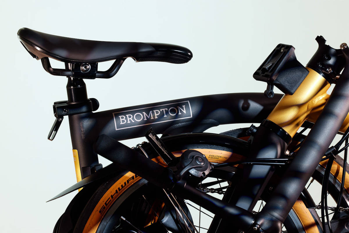 Brompton T Line Ceratech Black and Gold. Imagen: Brompton