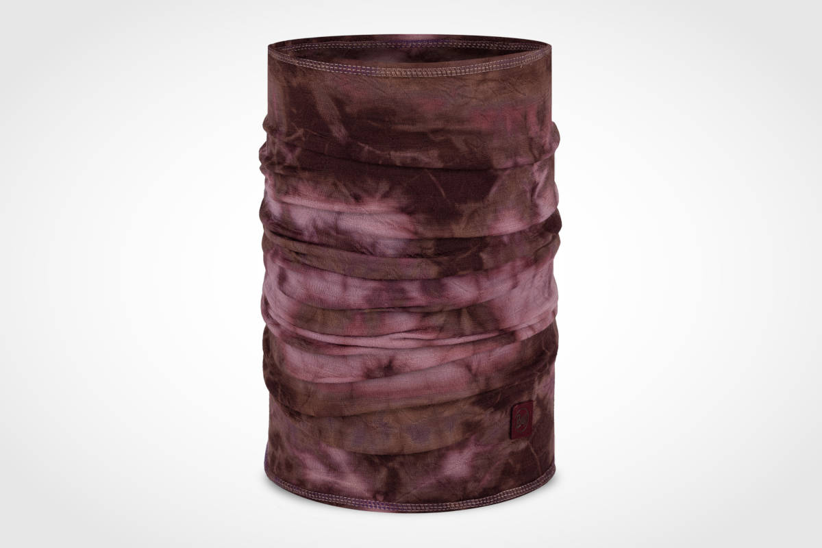Cuello Merino Lightweight Natural Dye en color Burgundy. Imagen: BUFF