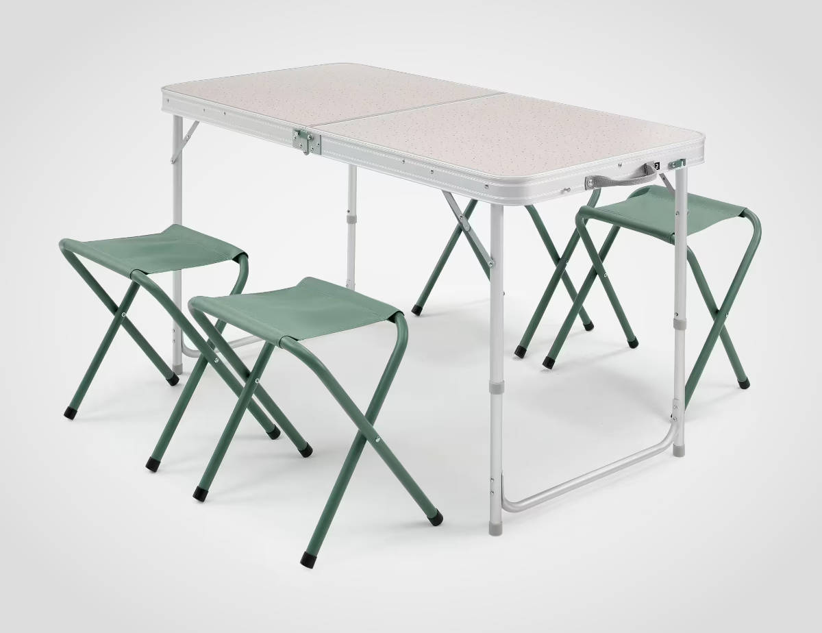 Mesa plegable de camping con 4 taburetes 4-6 personas Quechua. Imagen: Decathlon
